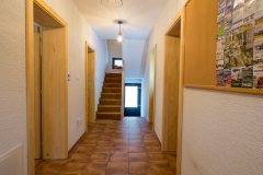 Chodba a schodisko k apartmánu (Corridor and stairway to appartment)